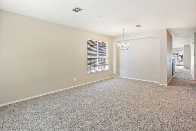 Foto del edificio - 4 Bedroom/2 Bath Trinity Oaks Subdivision