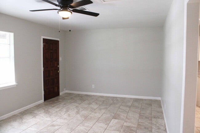 Building Photo - 3 BEDROOM OAK FOREST