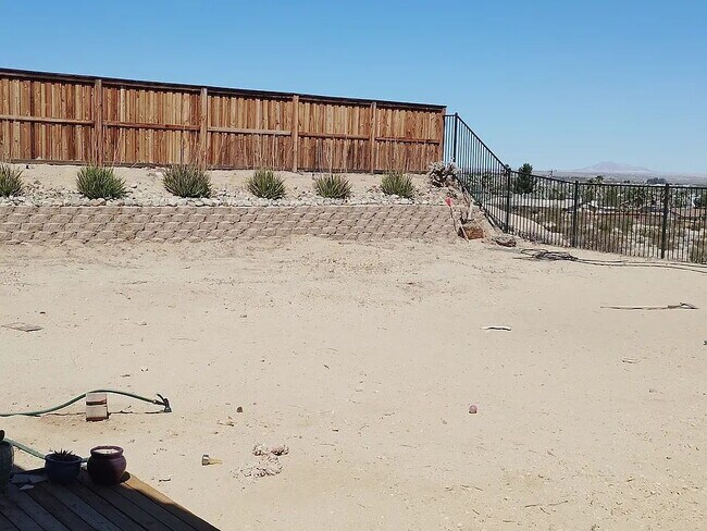 Foto del edificio - "Spacious 4-Bed Oasis with Fireplace in Twentynine Palms – Perfect for Cozy Living!"