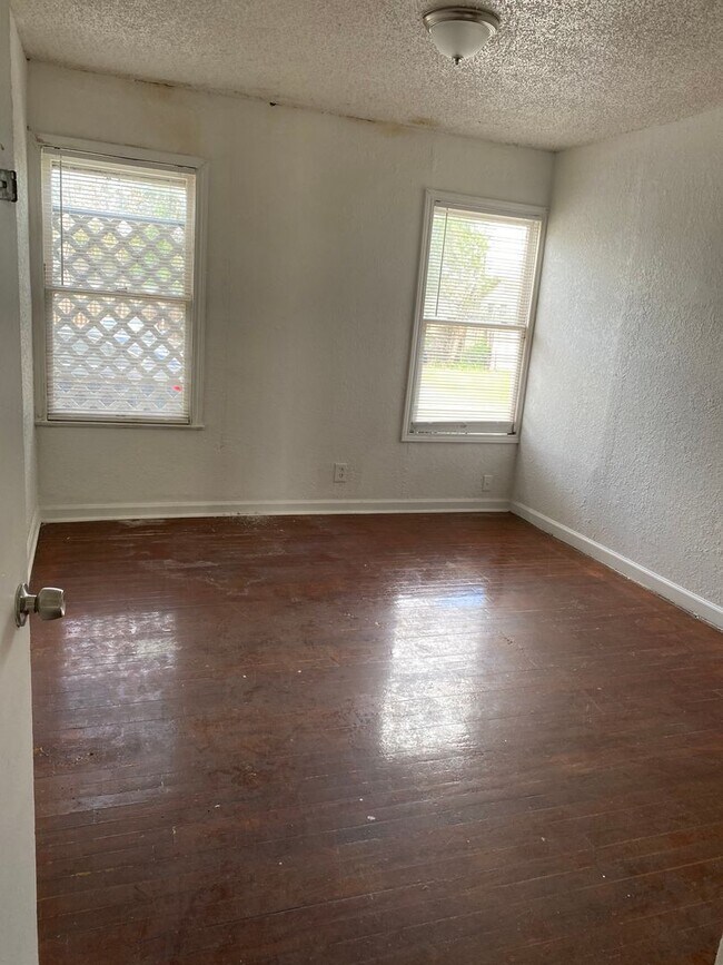 Foto del edificio - $299 December Rent-Cozy 2 bed 1 bath, hard...