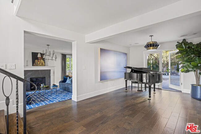 Building Photo - 1417 N Doheny Dr