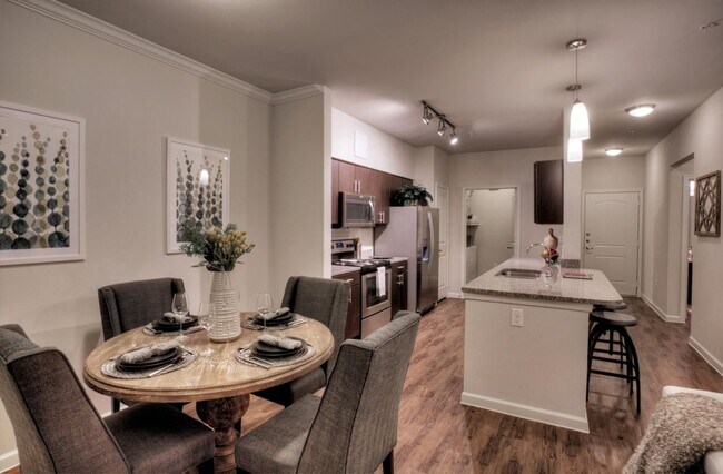 Foto del edificio - 1701 Oak Hill Ln