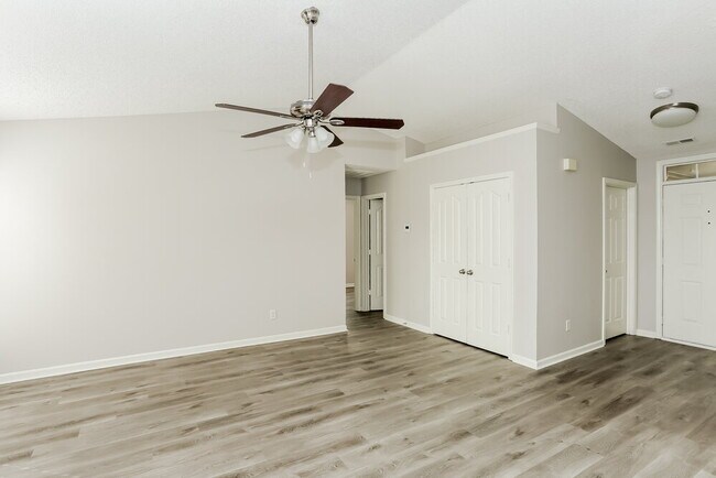 Foto del edificio - 1003 Salmon River Dr