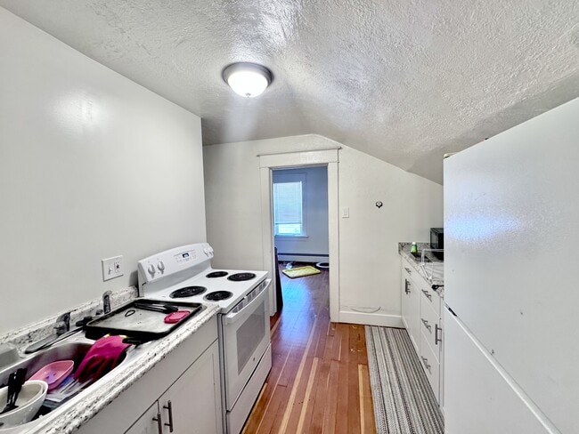 Building Photo - 145 W 200 S St