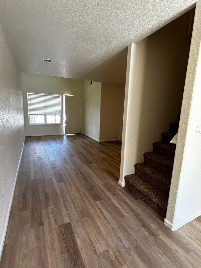 Building Photo - Lovely 2-Bedroom Condo in Quiet Fort Colli...