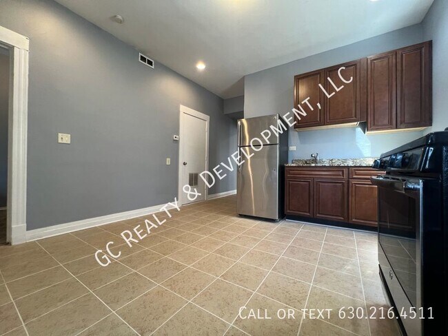 Foto del edificio - ***HUMBOLDT PARK - UPDATED 3 BDRM - 1 BTH ...