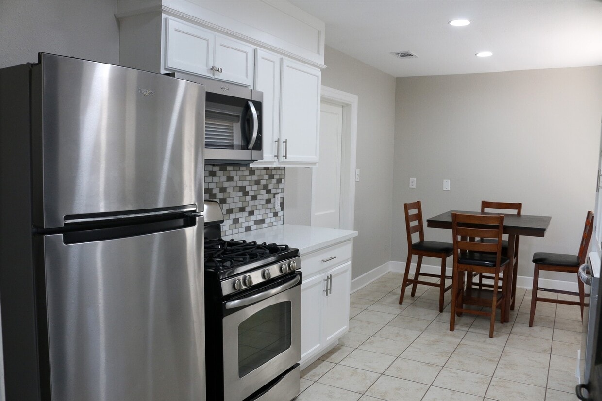 Primary Photo - 2215 Hermann Dr