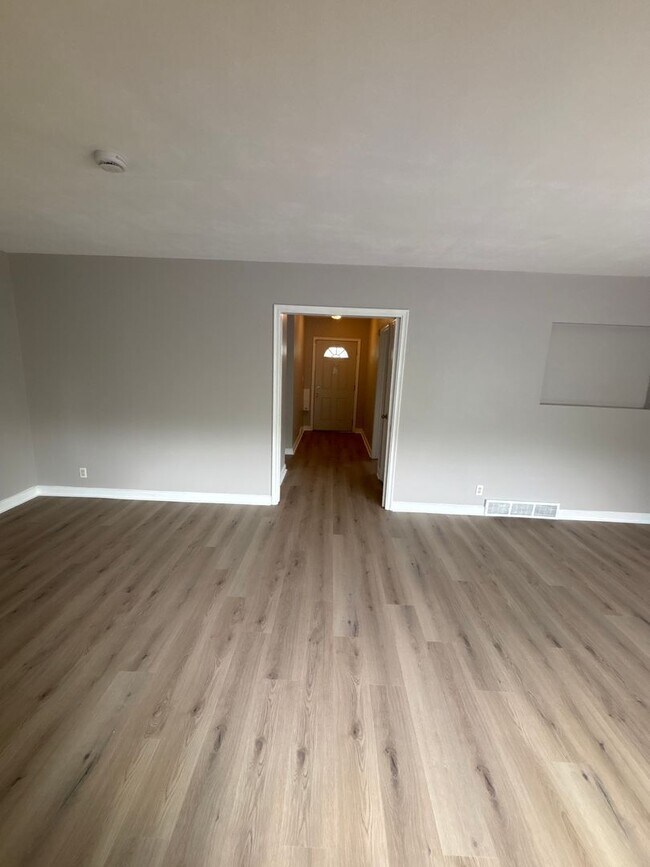Building Photo - Spacious 4 bedroom 1 bathroom single family home