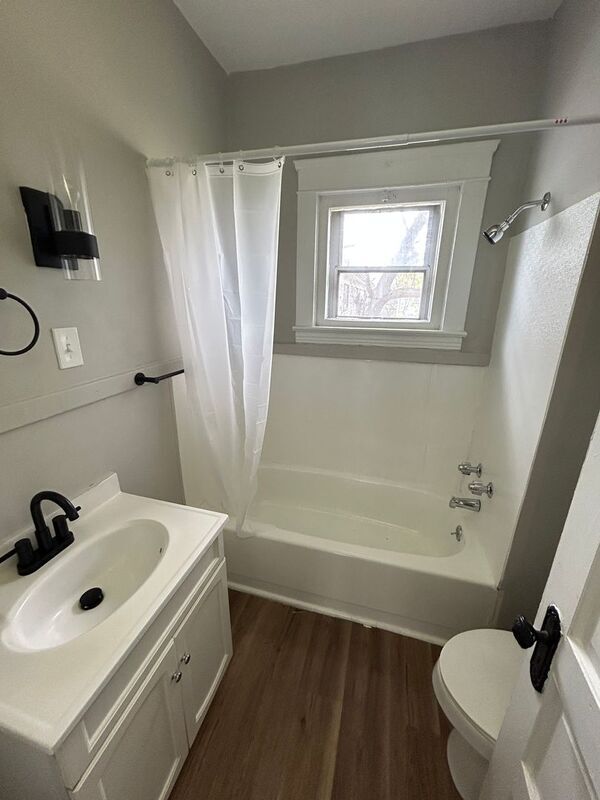 Foto del edificio - 2932 E 118th St