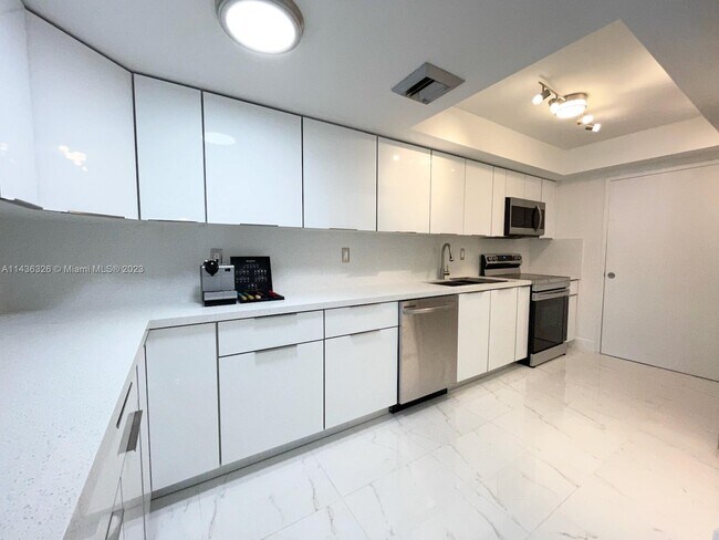 Building Photo - 18041 Biscayne Blvd