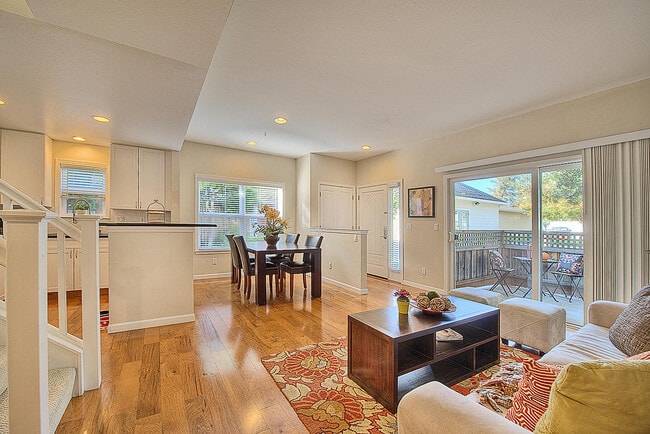Living/Dining/Kitchen 2 - 712 Astor Ct