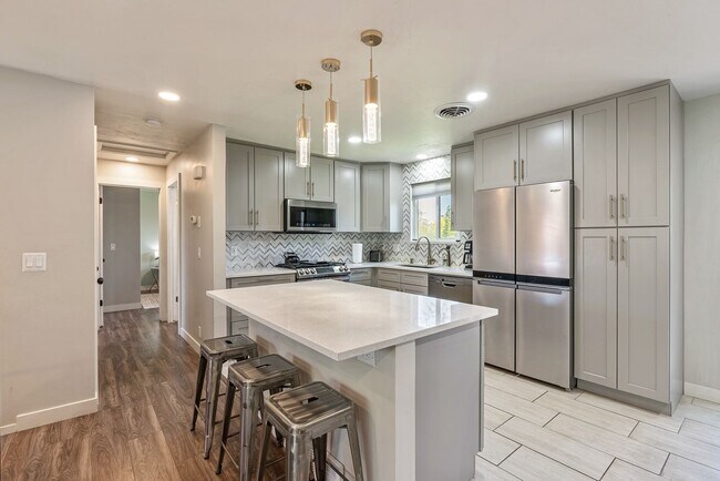 Foto del edificio - Spacious 4-Bedroom Home in West Jordan with Fenced Yard & 2-Car Garage