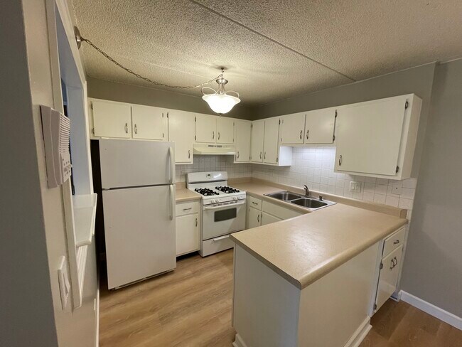 Kitchen - 5S100 Pebblewood Ln