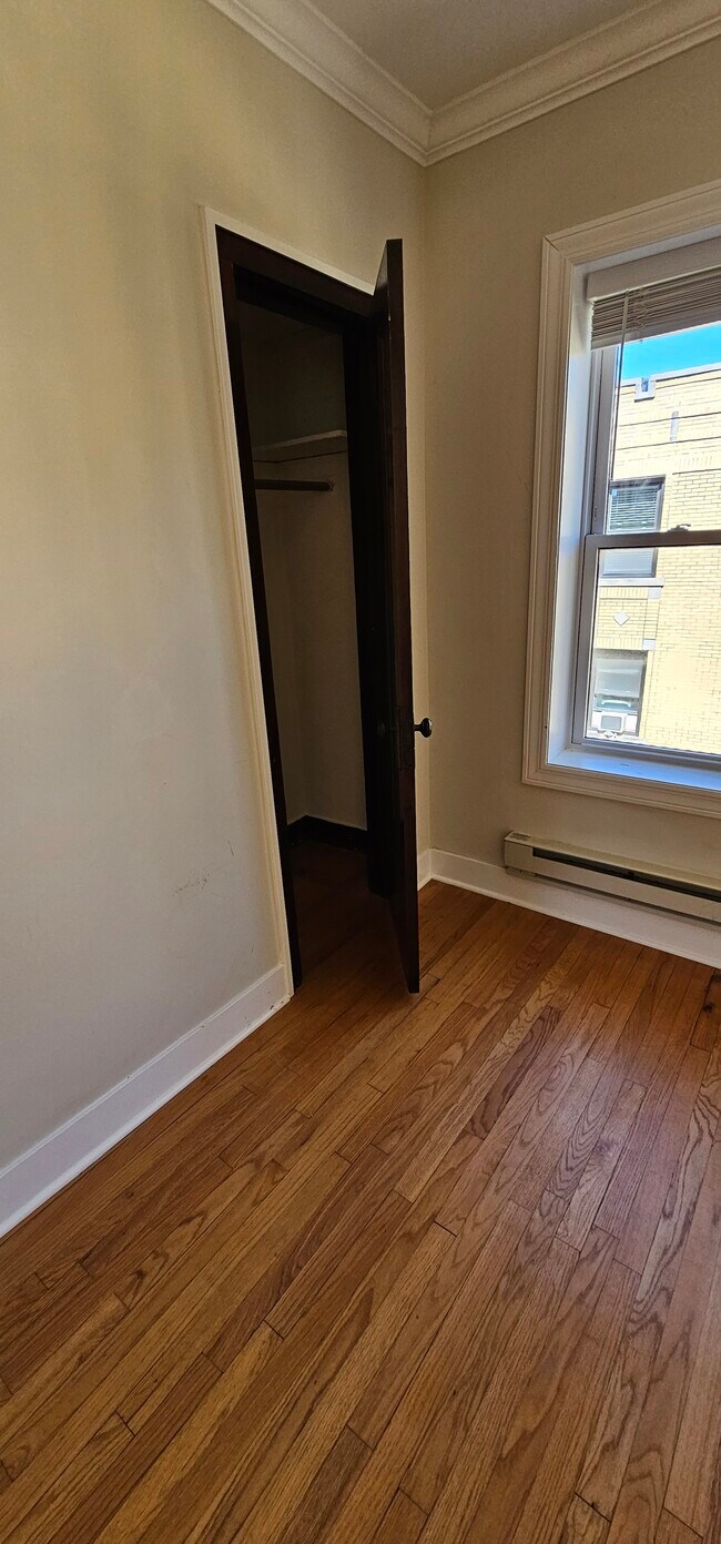 Foto del edificio - 3824 N Greenview Ave