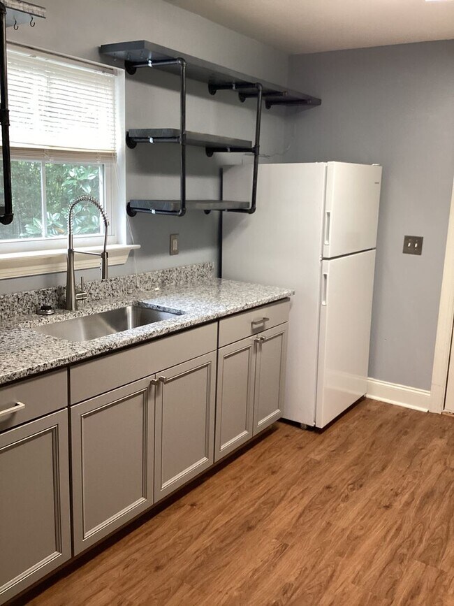Building Photo - DOWNTOWN WILMINGTON - 2 BD/1 BA - 2 blocks...