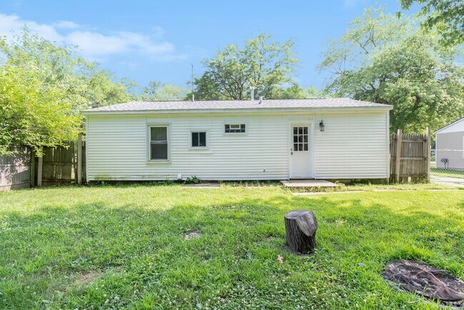 Foto del edificio - Contemporary, remodeled 920sqft., 3-bedroom, 1-bath single-family ranch with yard