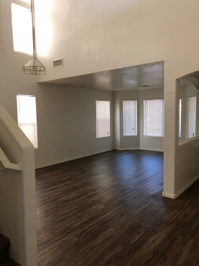 Foto del edificio - Massive 4 bedroom- 3 car garage- Large loft- Maricopa