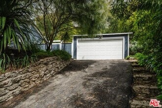 Building Photo - 2850 Nichols Canyon Rd