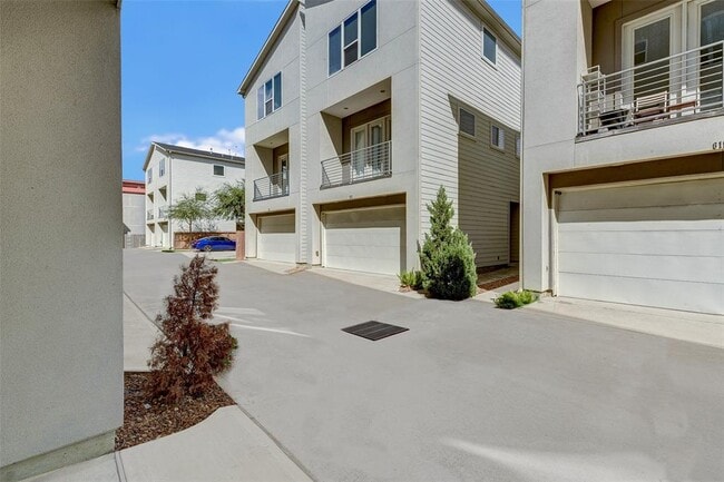 Building Photo - 611 Bayou St