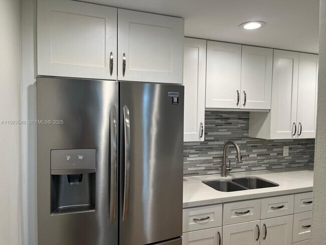 Building Photo - 9421 Evergreen Pl