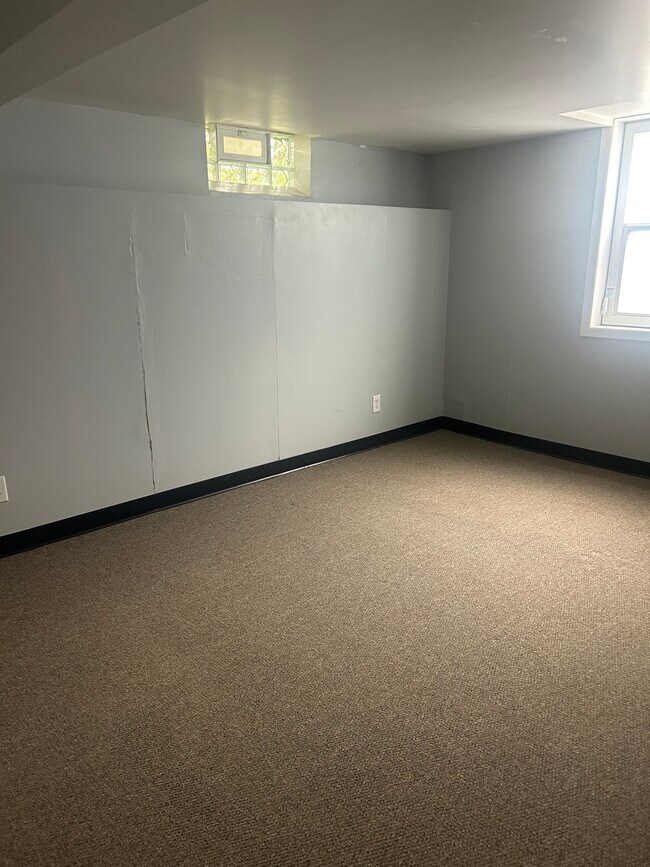 Building Photo - 715 Newport Pl