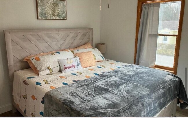 Dormitorio en la primera planta con cama king size (como se ve en la foto). La cama no está incluida, ya que la casa no está amueblada. - 22 Holt Rd