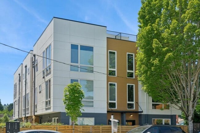 Building Photo - 3 bedroom in Seattle WA 98108