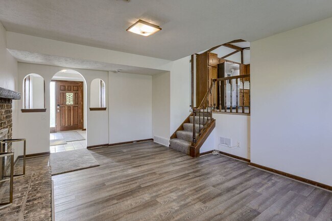 Building Photo - Stylishly Updated 3-Bedroom In Prime Locat...
