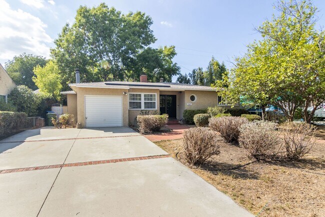 Foto del edificio - Spacious 3 Bedroom / 2 Bathroom Home in La...
