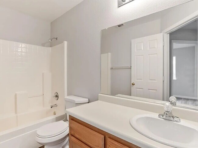 Foto del edificio - This is a lovely halfplex with 2 stories, 3 bedrooms, and 2.5 bathrooms in a quiet HOA neighborhood