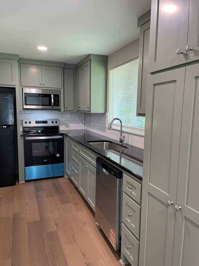 Foto del edificio - Available Now! Fully Renovated 2 Bed, 1 Ba...