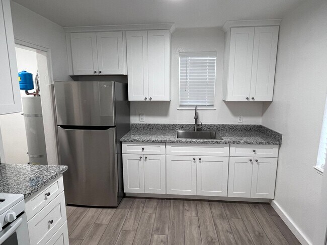 Foto del edificio - NICE UPDATED DUPLEX IN SACRAMENTO!!