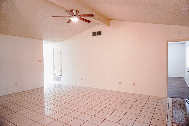 Building Photo - Universal City 3 Bedroom, 2 Bath, Single Story