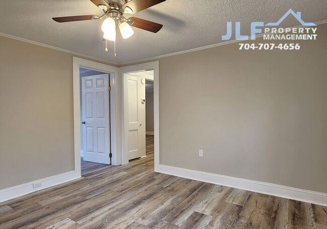 Building Photo - Completely Updated 2 Bed/ 1 Bath Ranch in ...