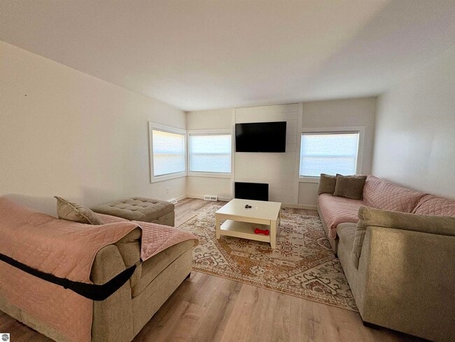 Foto del edificio - 7638 Skegemog Point Rd