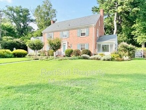Building Photo - 906 River Rd