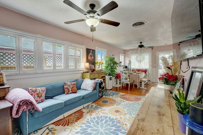 Foto del edificio - 817 1/2 East Palmyra Avenue