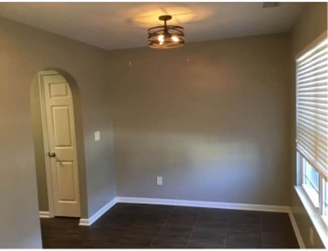 Building Photo - Townhome in great location!