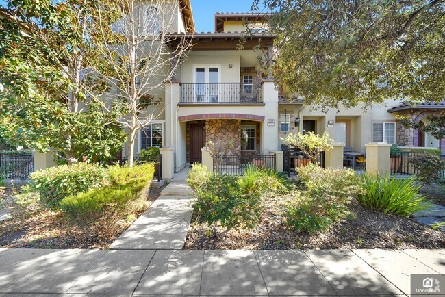 Building Photo - 584 De Guigne Dr