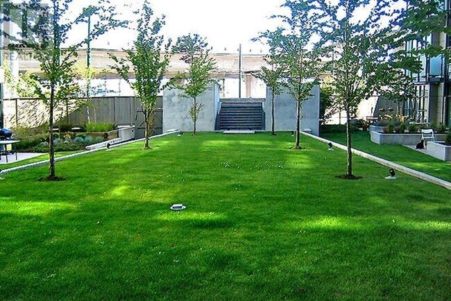 Photo du bâtiment - 8988-8988 Hudson St
