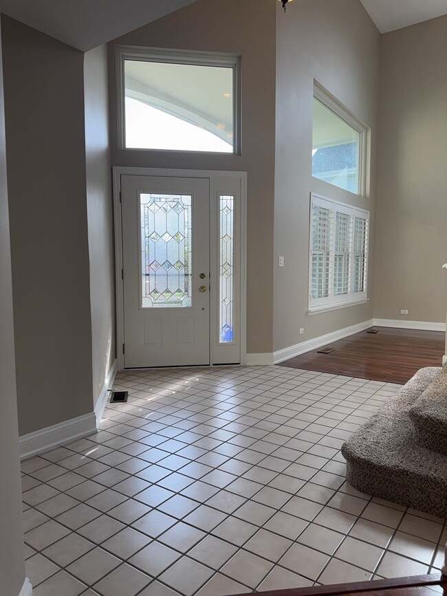 Building Photo - 552 Fairfax Ln