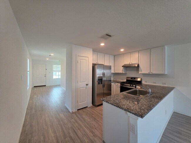 Foto del edificio - SINGLE FAMILY HOME FOR RENT