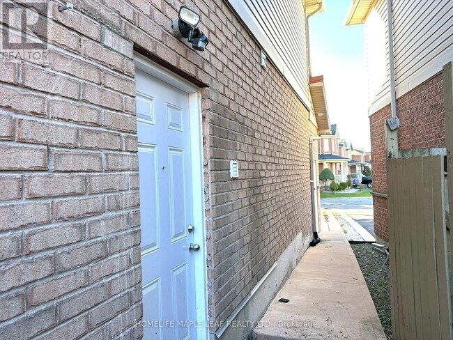 Photo du bâtiment - 72 Four Seasons Cir