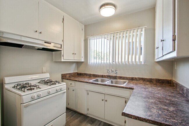 Foto del edificio - 4520 Hazeltine Ave