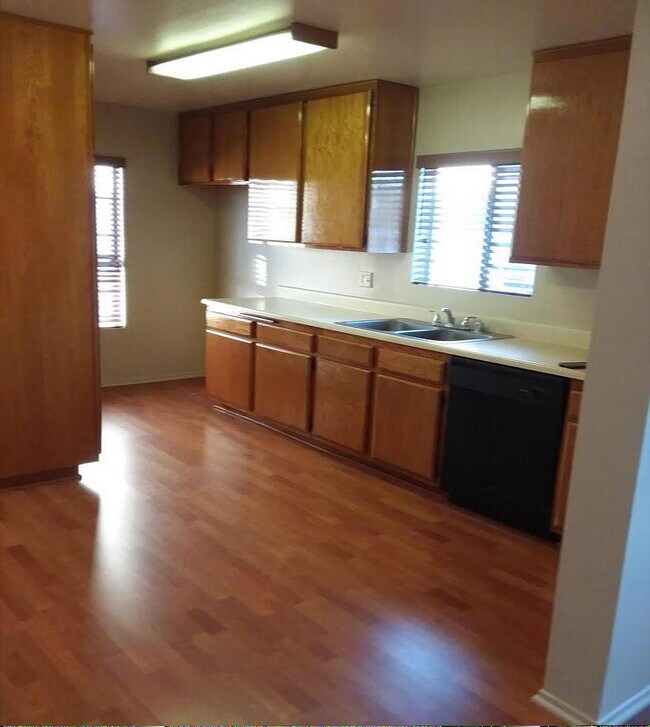 Kitchen 4 - 318 N Isabel St