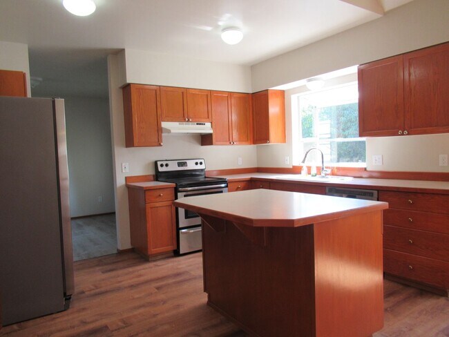 Foto del edificio - Light & bright 4 bedroom 3 bath tri-level ...
