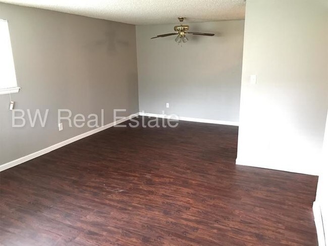 Building Photo - 190 E Highline Cir