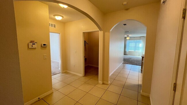 Foto del edificio - Marvelous 4 Bedroom, 2 Bathroom Lake View ...