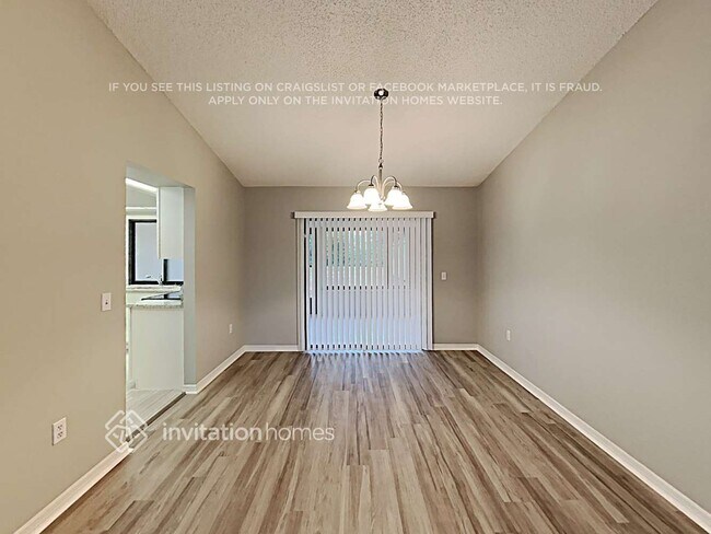 Foto del edificio - 5517 Highlands Vue Ln