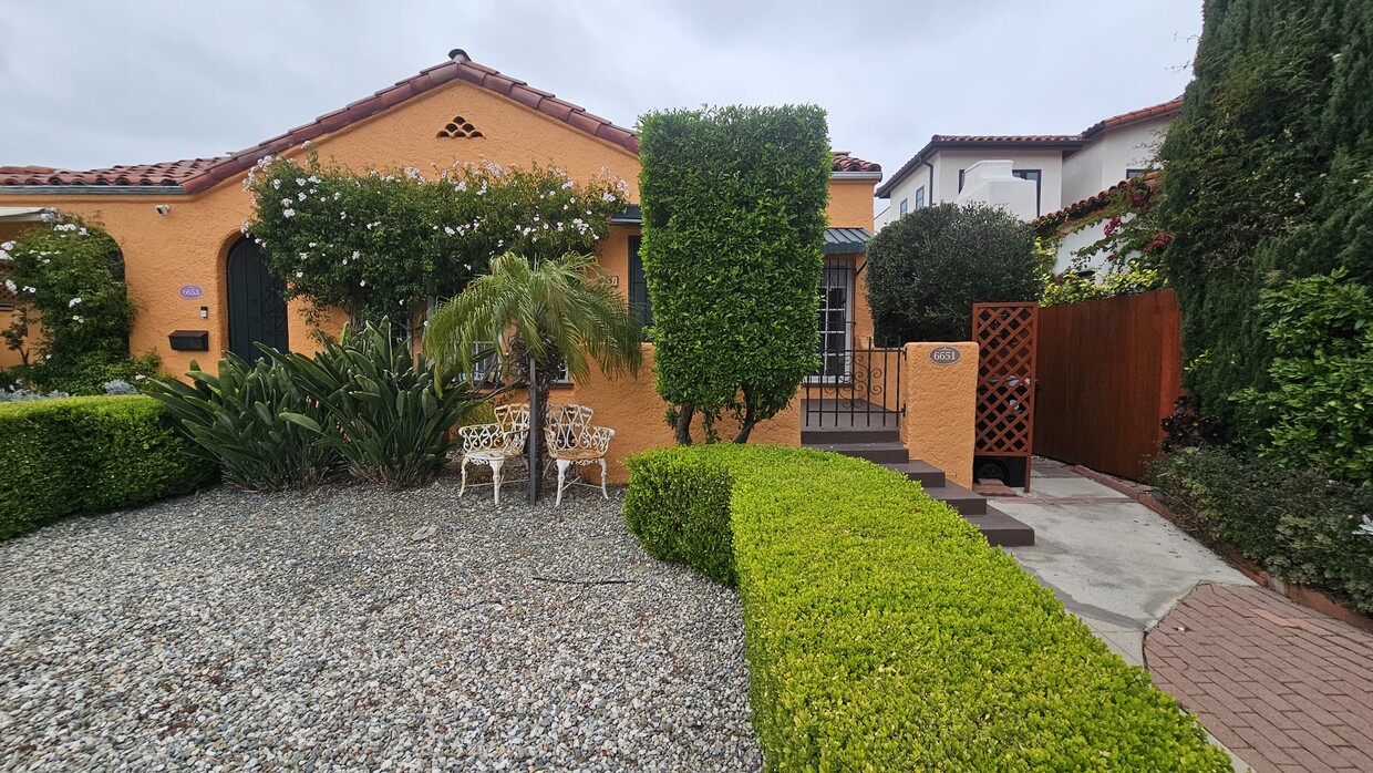 Foto principal - 6651 Lindenhurst Ave